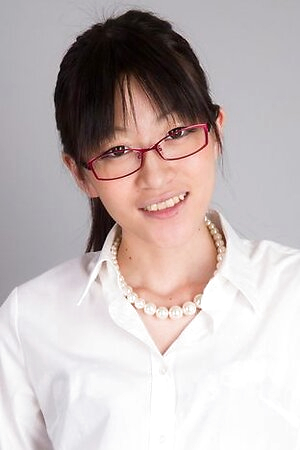 Heels-wearing ponytailed beauty Ayaka Mikami shows that hole on camera
