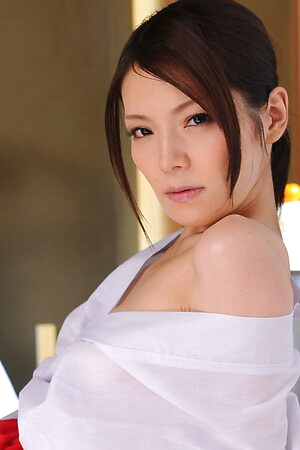 Lady Anna Kirishima takes off her kimono and reveals sexy tits