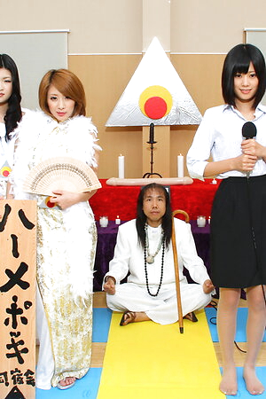 Uta, Yuka, Ami, Maeshima, Ai, Reira are naked and with huge dildos.