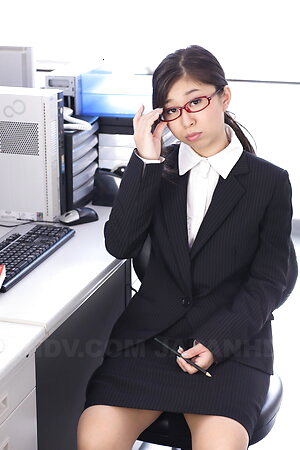 Yuka Tsubasa shows her ass and the hairy cunt under the office skirt.