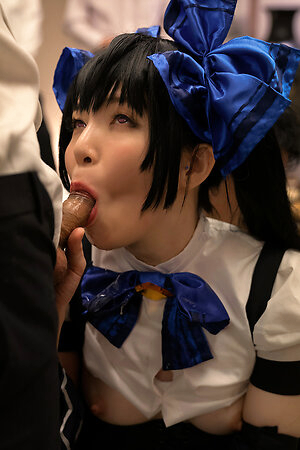 japanese girl Mari Hirose gets cum in mouth by several guys