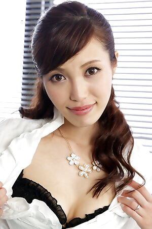 Yura Hitomi poses naked waiting her massage