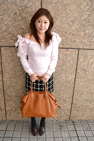 Cheating wife Misuzu Nishihara wait her new lover