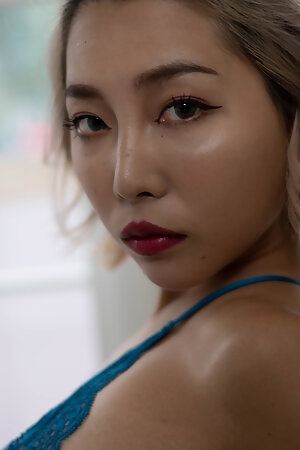 Breathtaking model Xu Jie gets boned at the photoshoot
