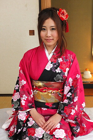Kimono lady Yui Shiina on her knees sucking a cock